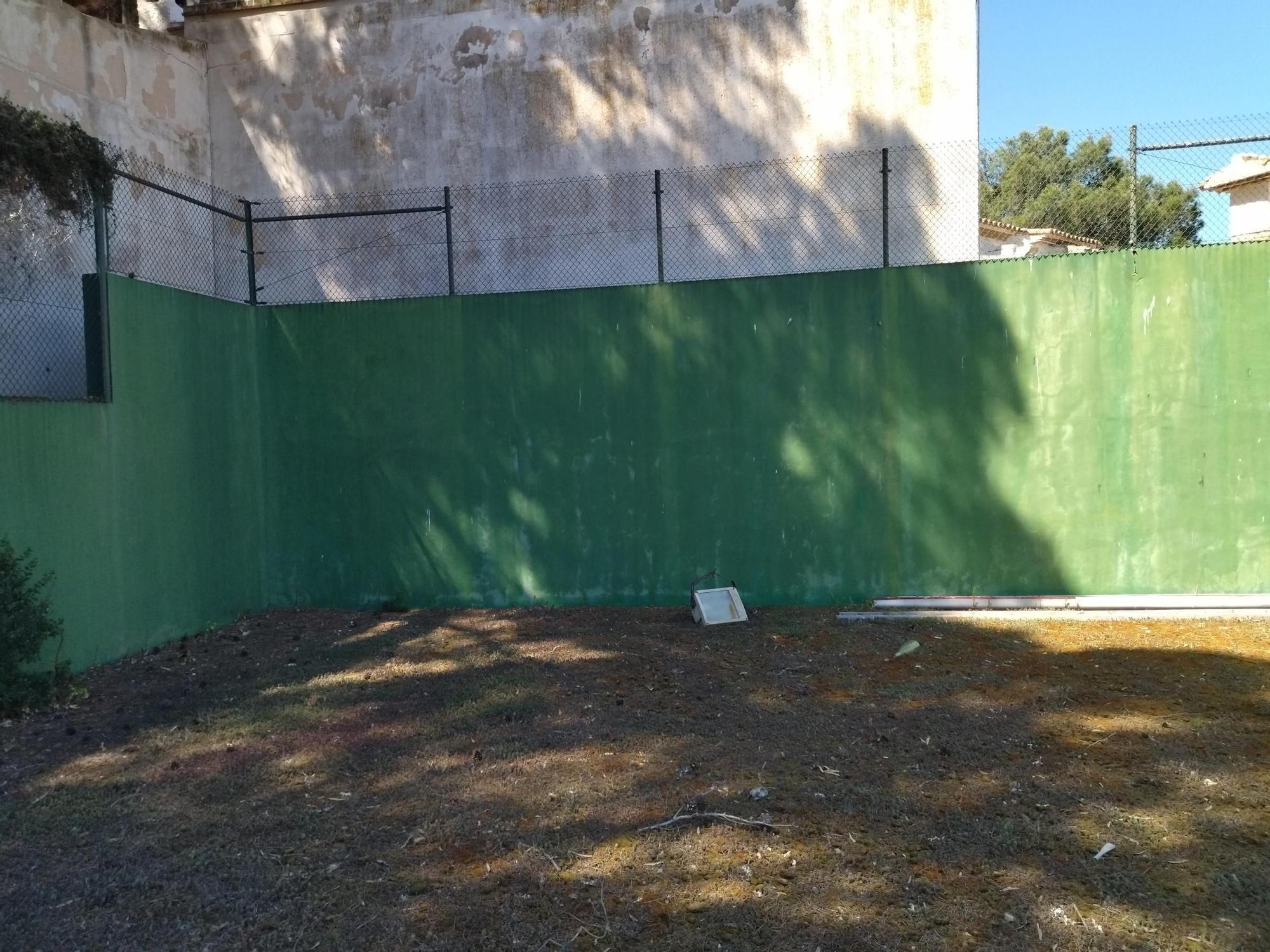 Deterioro, decoración hortera y rastro de okupas Así es el Casal d