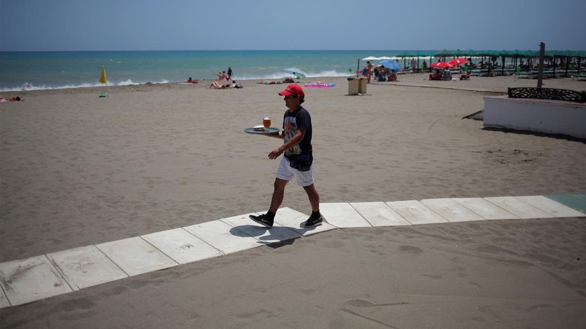 Camarero en la playa de Torremolinos.