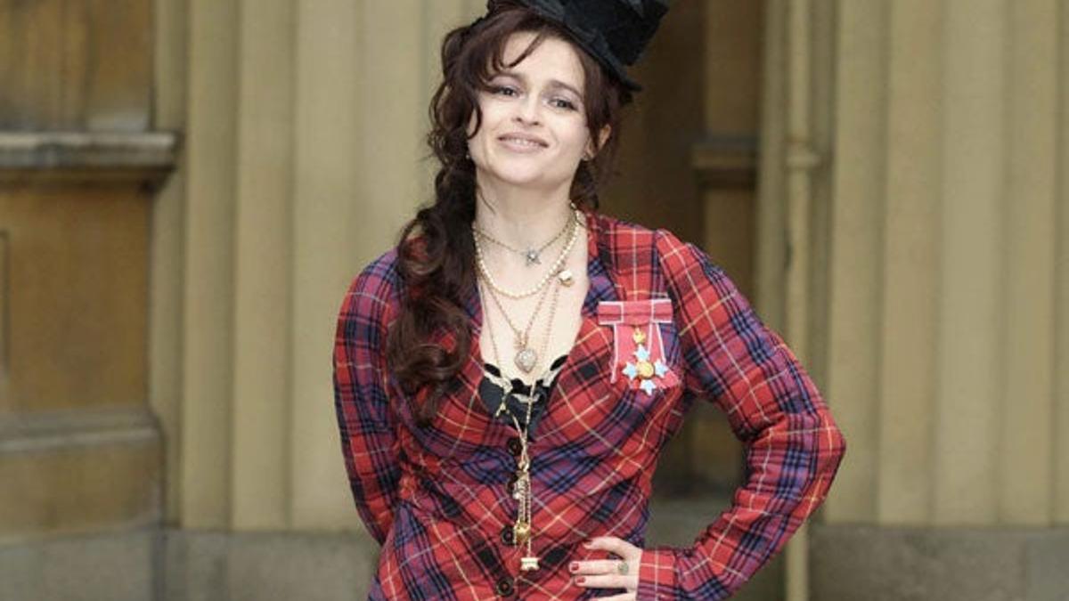 Isabel II condecora a Helena Bonham Carter