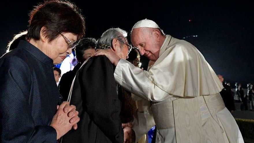 El Papa abraza a un superviviente de la bomba atómica en Hiroshima, ayer. // Reuters