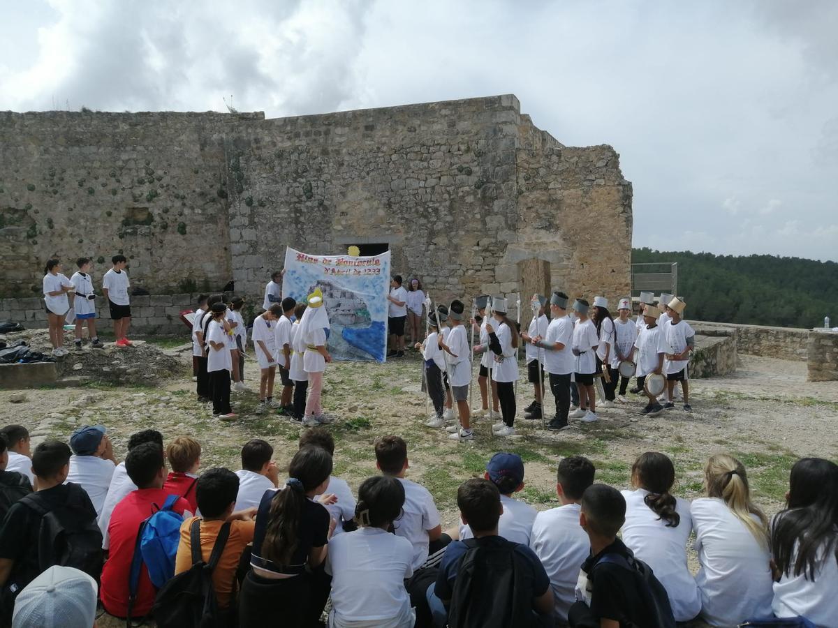 Representació per part d'escolars que cursen 5é i 6é d'Educació Primària, dels centres educatius de la població, CEIP La Mola i CEIP Lo Campanar.
