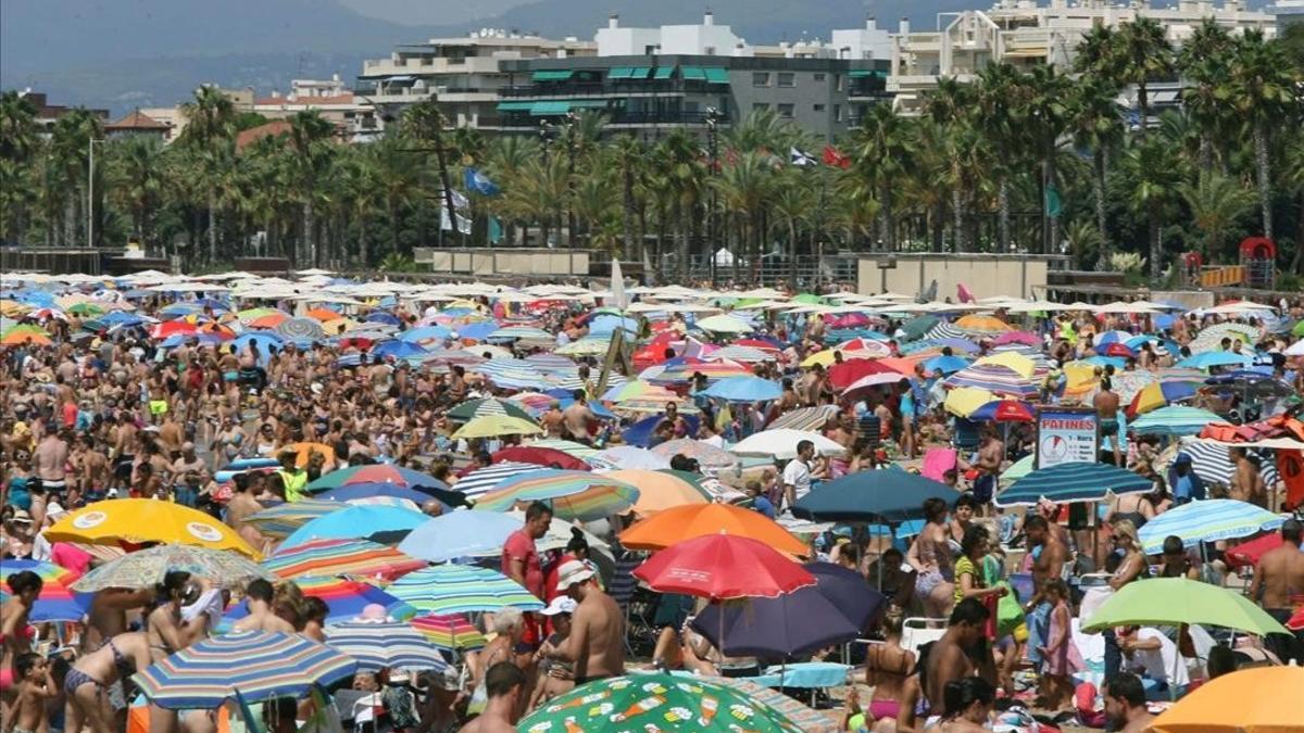 La playa de Llevant de Salou, llena de turistas.