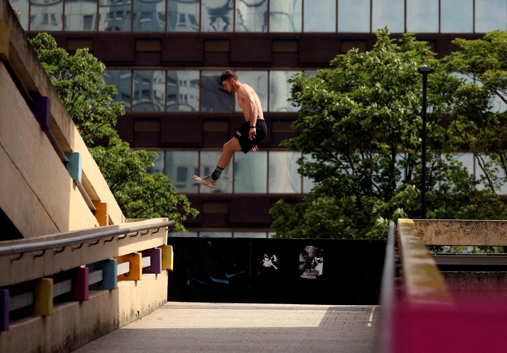 Jordan Shaw, atleta de Parkour, durante la competición anual NEPK Jam en Newcastle.