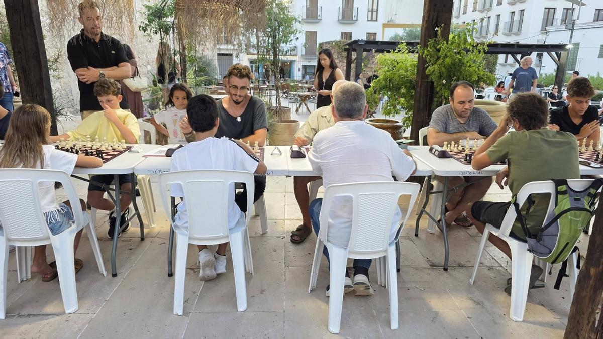 Ajedrecistas de todas las edades compiten en una nueva edición de 'Escacs a la fresca'.