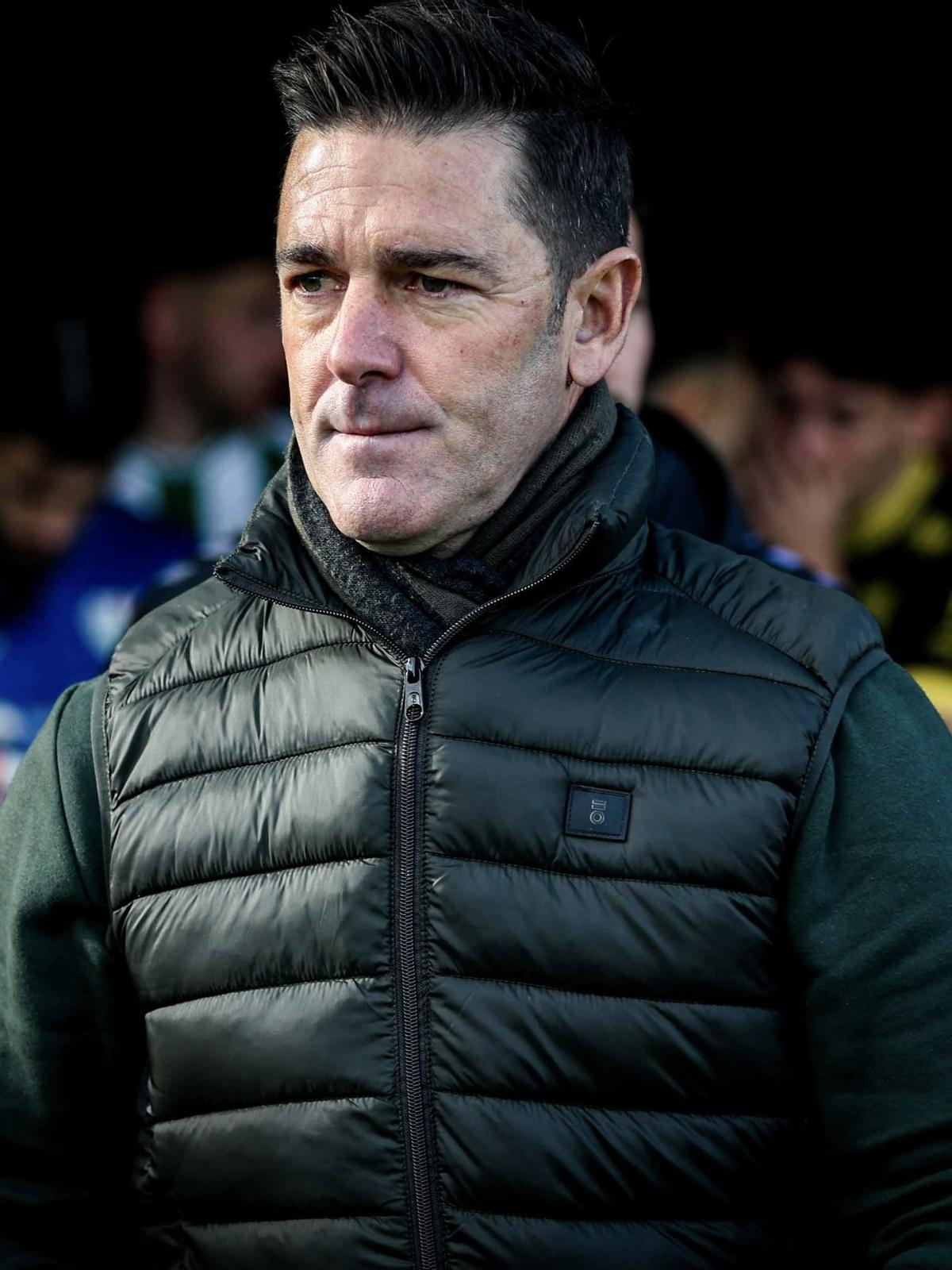 Abraham Paz, retratado delante del banquillo del Antequera, recientemente.