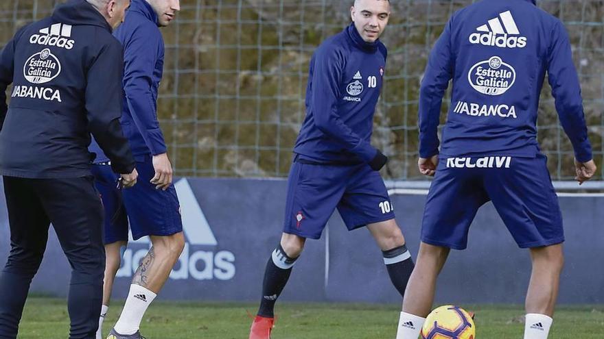 Aspas controla el balón junto a Mallo durante el entrenamiento de ayer en A Madroa. // Ricardo Grobas