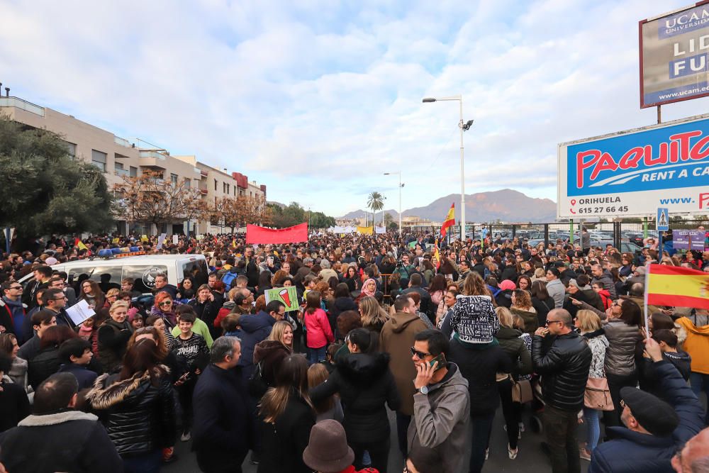 Veinte mil personas reclamaron ayer en las calles de Orihuela la derogación de la ley de Plurilingüismo