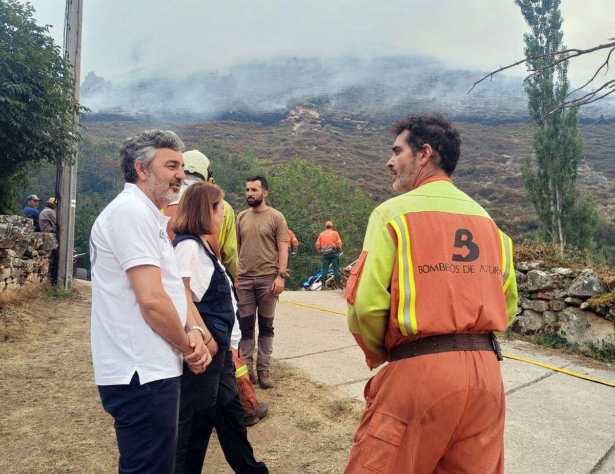 Calvo y Lastra supervisan el incendio de Genestoso. | PRINCIPADO DE ASTURIAS / UME/ LNE