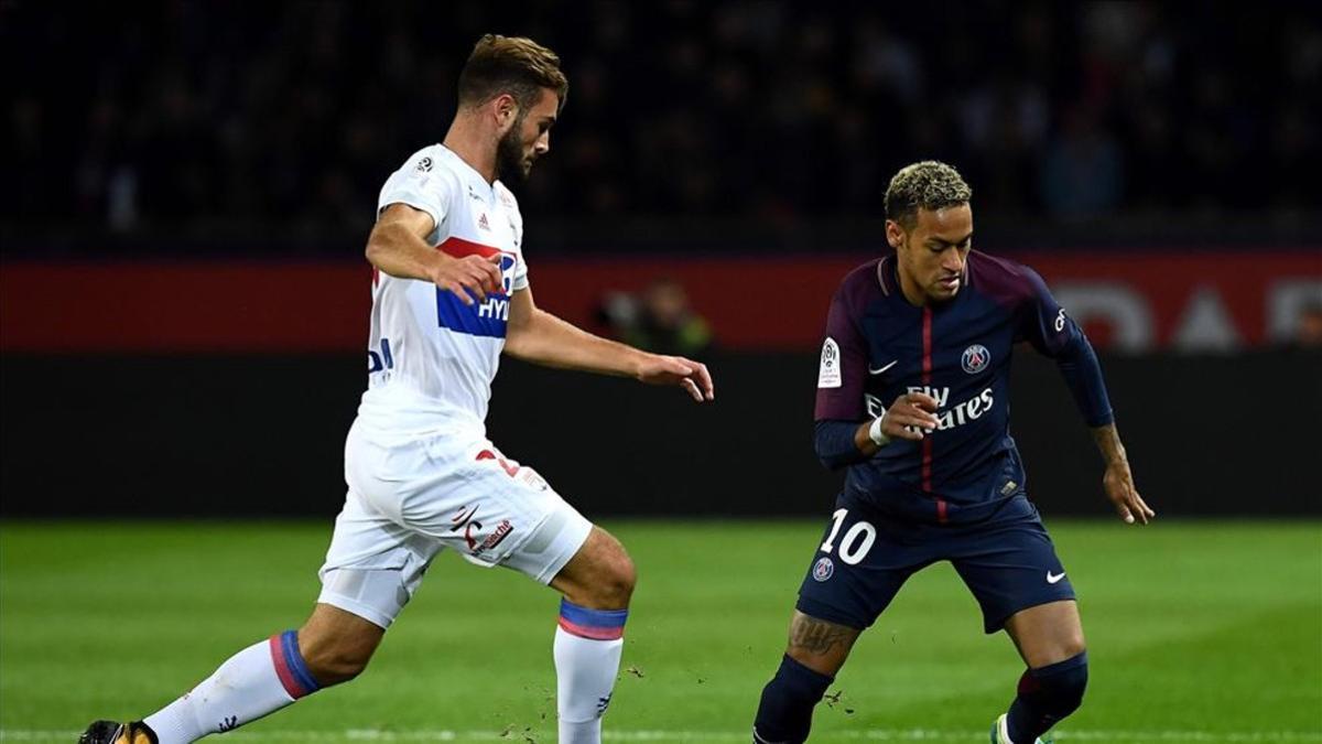 Neymar conduce un ataque del PSG en presencia de un rival