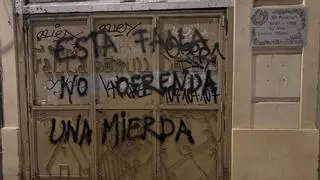 Fallas de Junio | Una pintada (o "una pintada") en el casal de Borrull-Socors