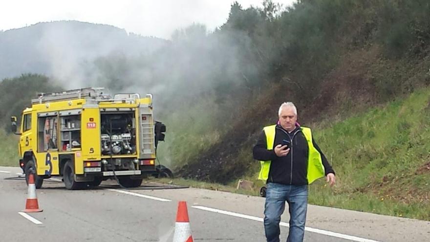 Herido leve el conductor de un camión que ardió tras volcar en Villaviciosa