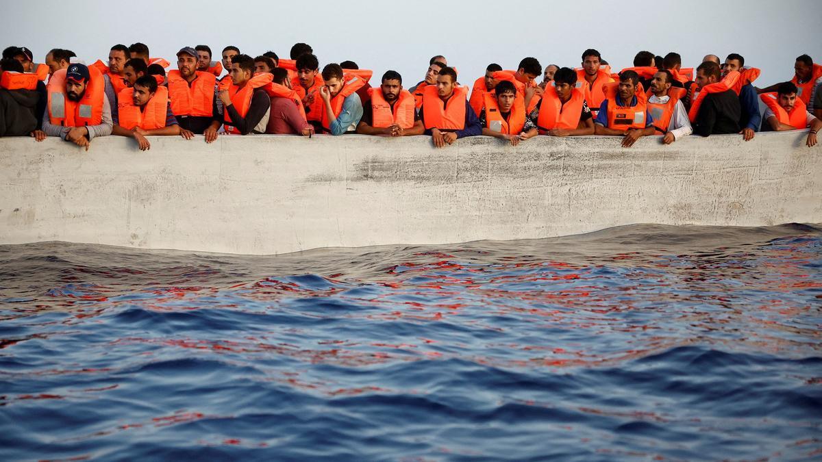 Migrantes en un bote rescatado por la ONG Open Arms