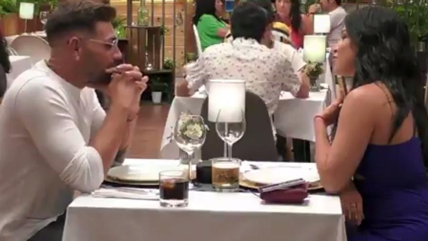 Un canario a su cita en First Dates: &quot;En Canarias si hay que pararse se para, disfrutamos más de la vida&quot;