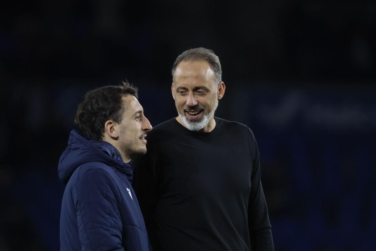 El entrenador de la Real, Pellegrino Matarazzo (d), y el delantero Mikel Oyarzabal al término del partido de LaLiga entre la Real Sociedad y el Elche CF.