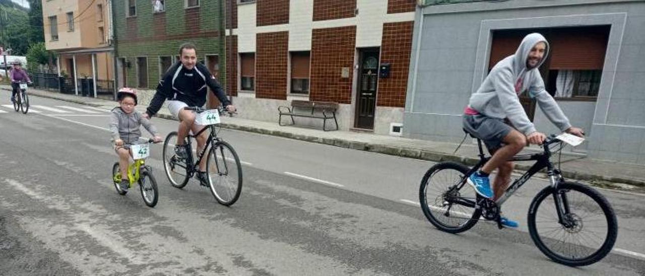 Participantes en una ruta saludable en bici por Aller. | C. N.