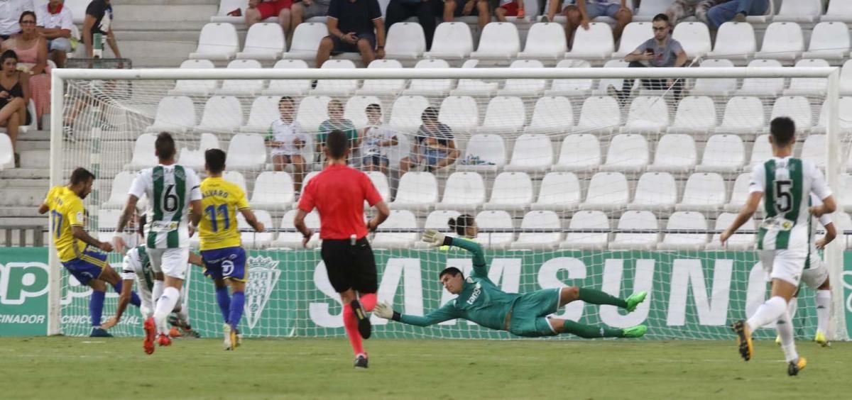 El Córdoba CF inicia la temporada con derrota ante el Cádiz.