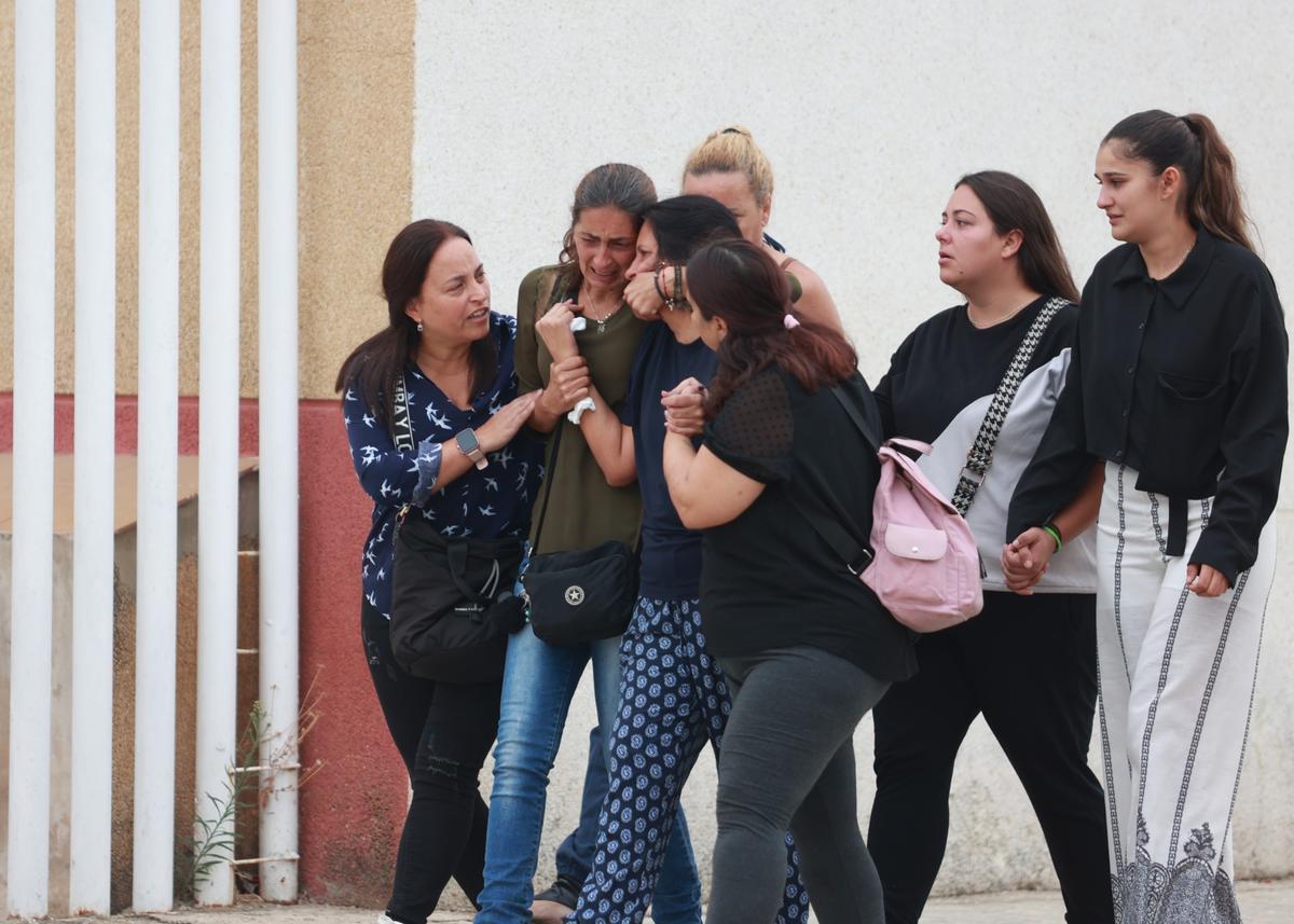 Familiares y vecinos de Guillena acuden a la capilla ardiente por los fallecidos en un incendio en su vivienda. A 07 de octubre de 2024, en Guillena, Sevilla (Andalucía, España). Vecinos de Guillena (Sevilla) han mostrado su consternación tras la muerte de una familia de la localidad este pasado domingo al producirse un incendio en el interior de su vivienda, que se saldó con la muerte de un matrimonio y sus dos hijos de 16 y 20 años. El Pabellón Municipal 'Christian Hernández' de Guillena es la sede del duelo y de la misa funeral. 07 OCTUBRE 2024 Rocío Ruz / Europa Press 07/10/2024. Rocío Ruz;