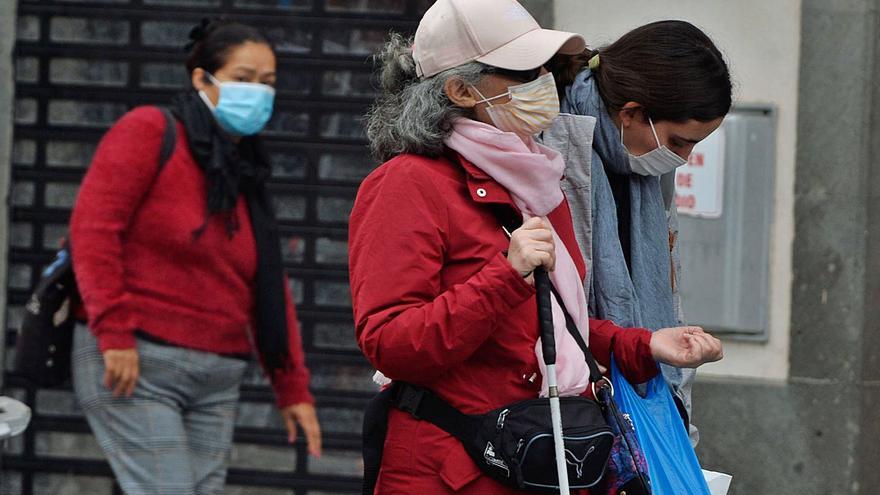 Personas con mascarillas en la capital grancanaria.