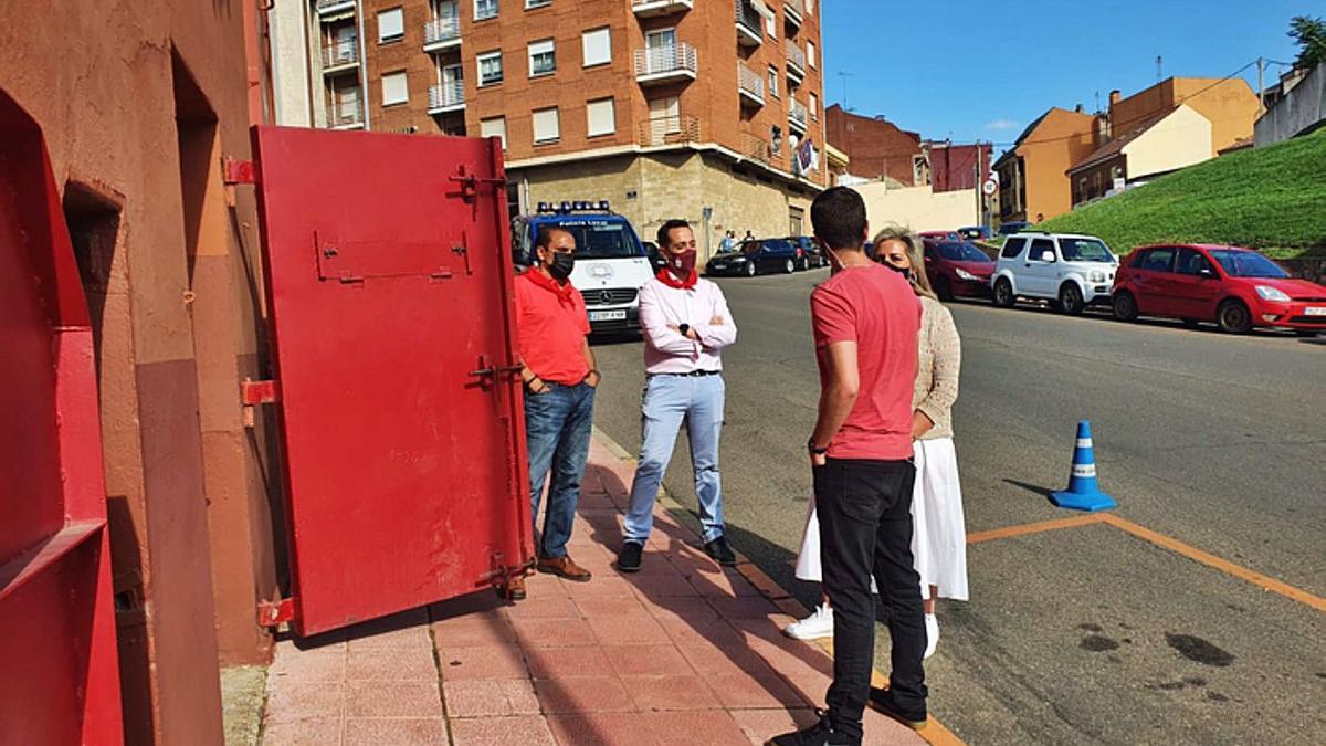 El alcalde y la concejala de Fiestas, en el centro, en la zona del toril, en la tarde del miércoles. | E. P.