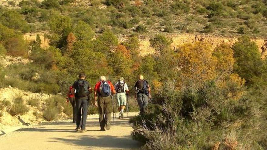 Varios senderistas recorren la sierra de Crevillent, en una imagen de archivo.