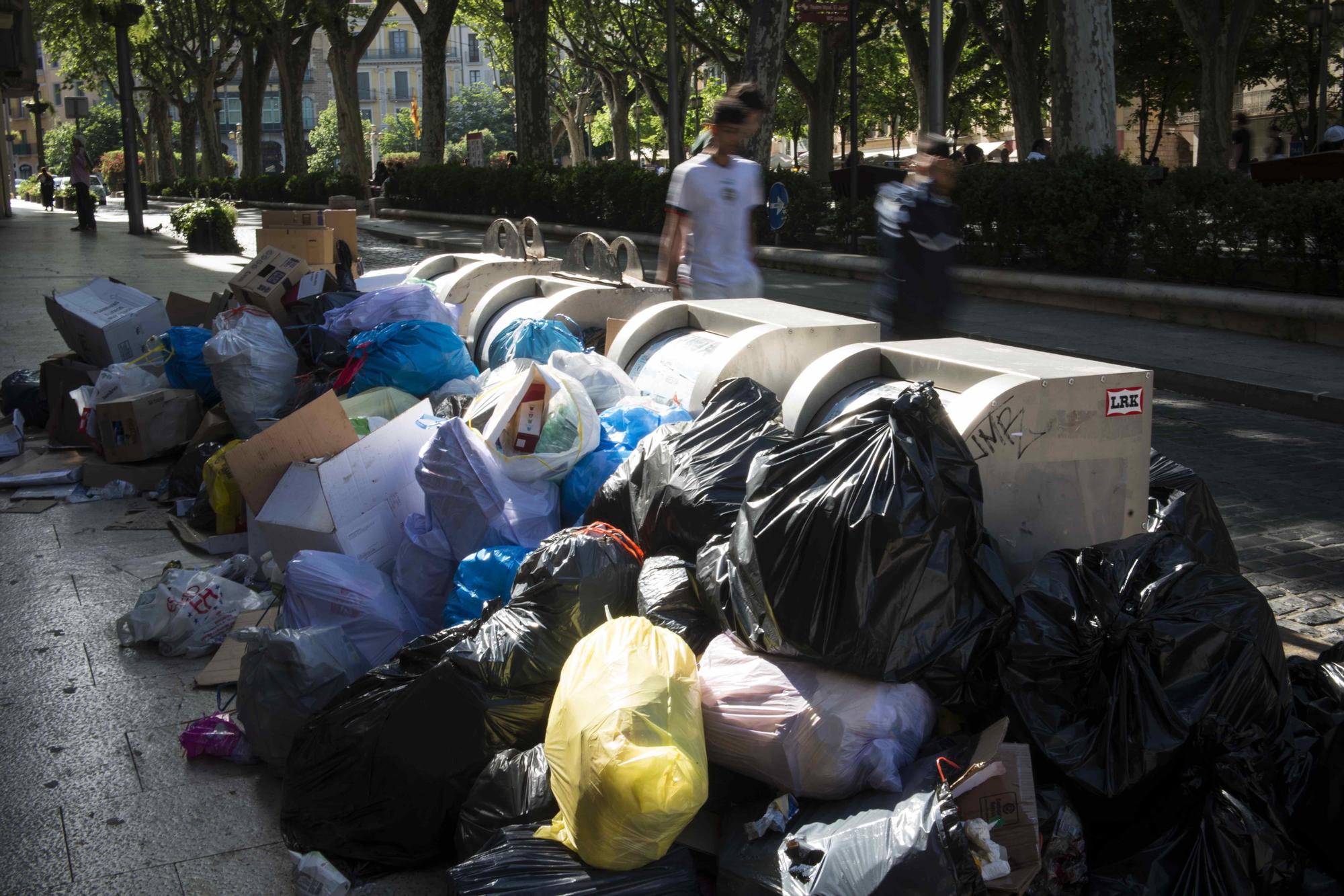 Estat dels carrers de Figueres per la vaga d'escombraries