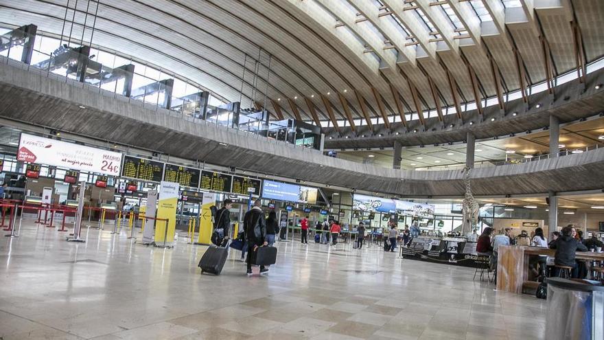 Pasajeros en el aeropuerto de Los Rodeos.