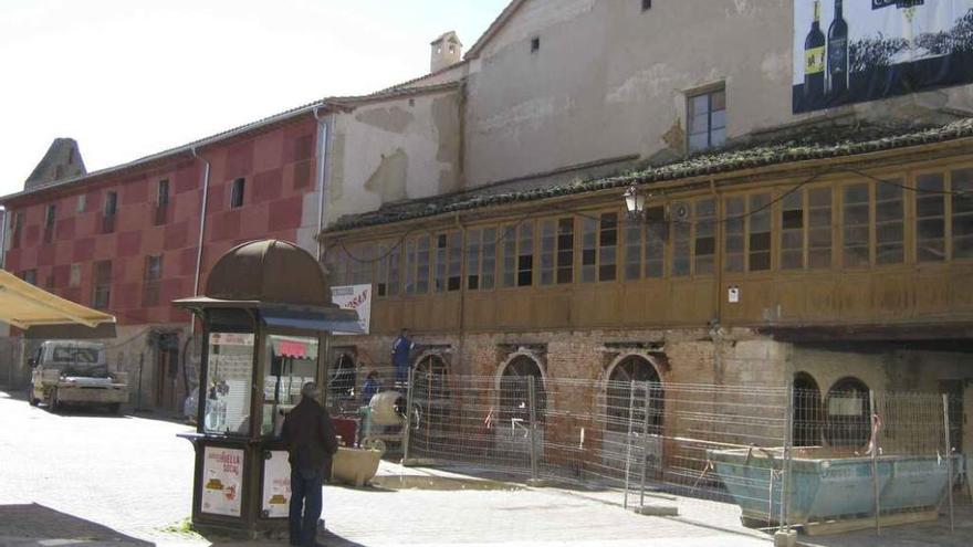 Operarios realizan obras de rehabilitación en la fachada principal de la sede de la junta agropecuaria. Foto