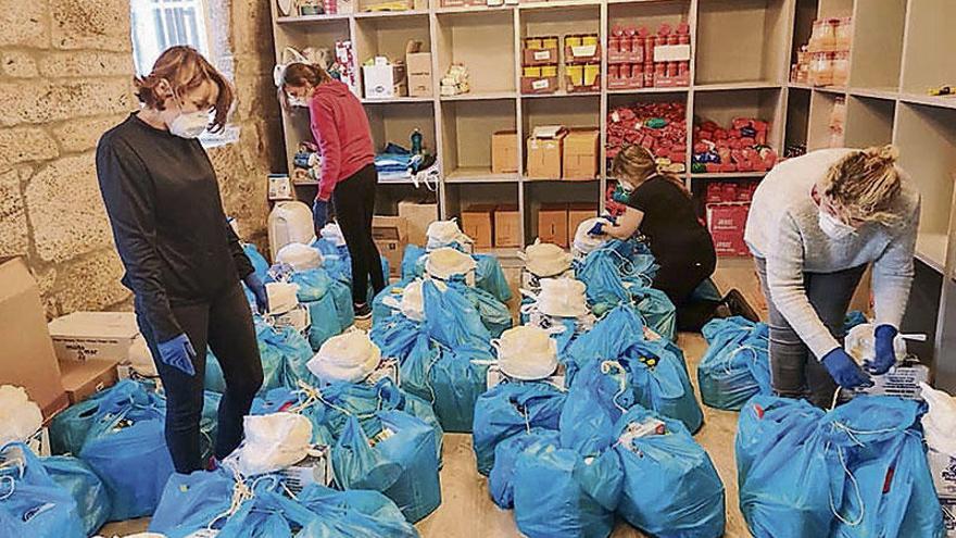 Preparación de bolsas no banco de alimentos da Cañiza.  // D.P.