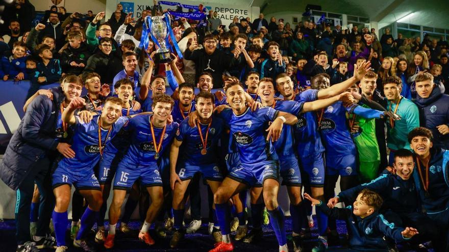Los jugadores del Ourense CF celebran la victoria en la final de la Copa RFEF conseguida el sábado. | OCF