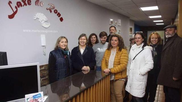 Rosa Quintana, durante su visita a las instalaciones de Mariscos O Grove. // Muñiz