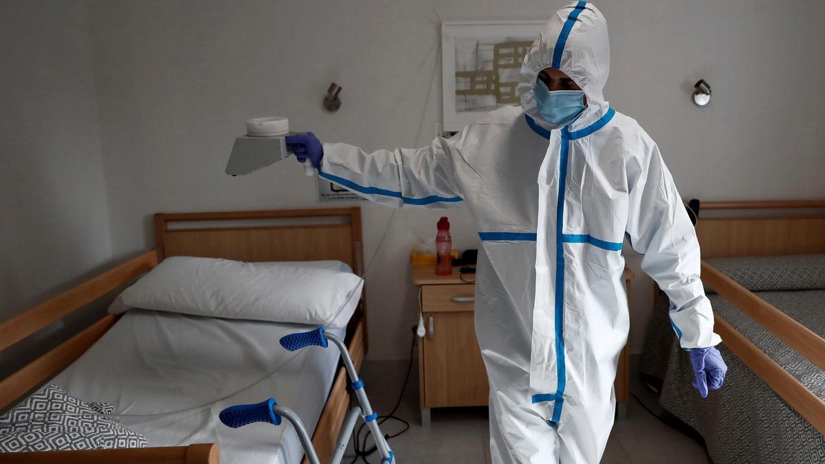 Un operario trabaja en la desinfección de una residencia de mayores de Madrid, en abril de 2020.