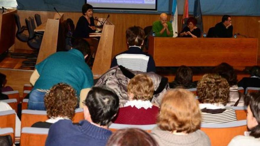 La conferencia sobre las revisiones ginecológicas se celebró en el salón de plenos de Cangas.  // G.N.