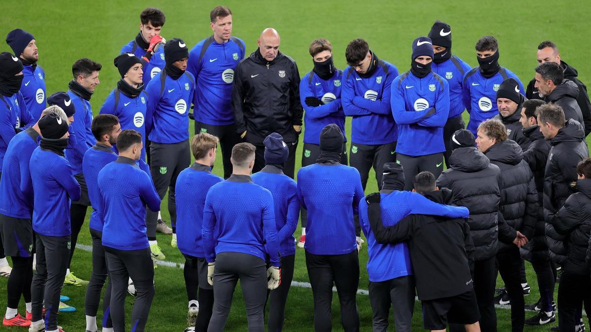 Hansi Flick, el entrenador del Barça, se dirige a sus jugadores en Dortmund en el último entrenamiento. Hansi Flick, el entrenador del Barça, se dirige a sus jugadores en Dortmund en el último entrenamiento.