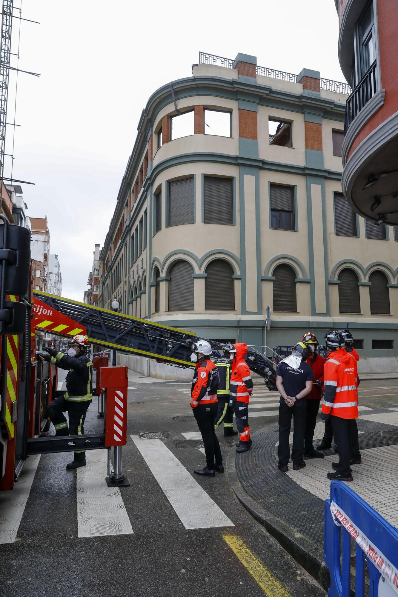 Los bomberos refuerzan la estructura del colegio San Vicente