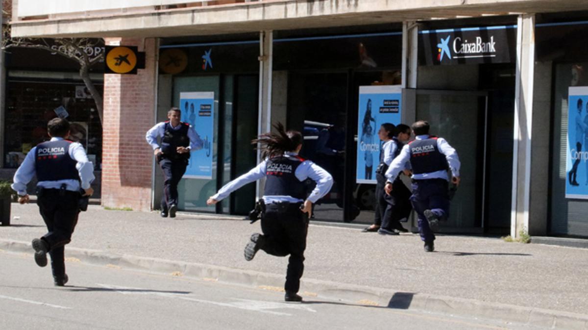 Imatges de l’atracament i de l’alliberament d’ostatges a la sucursal de La Caixa del carrer de Pau Casals de Girona. 