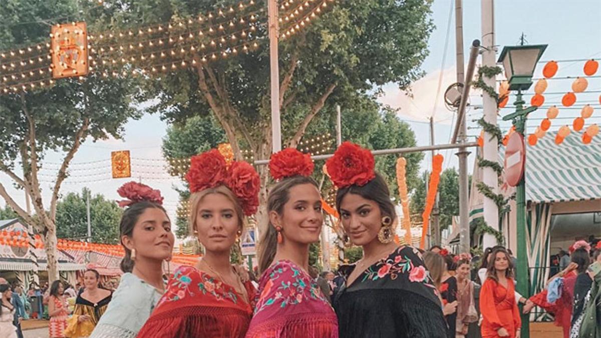 Las 'influencers' María García de Jaime, Teresa Andrés Gonzalvo, María Pombo y Marta Lozano en la Feria de Abril con vestidos de Rocío Peralta