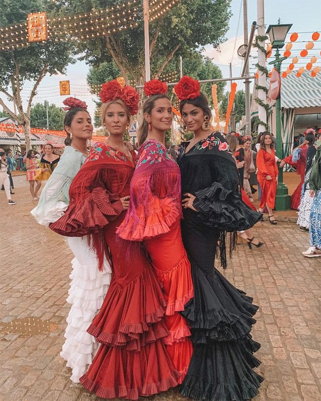 Las 'influencers' María García de Jaime, Teresa Andrés Gonzalvo, María Pombo y Marta Lozano en la Feria de Abril con vestidos de Rocío Peralta