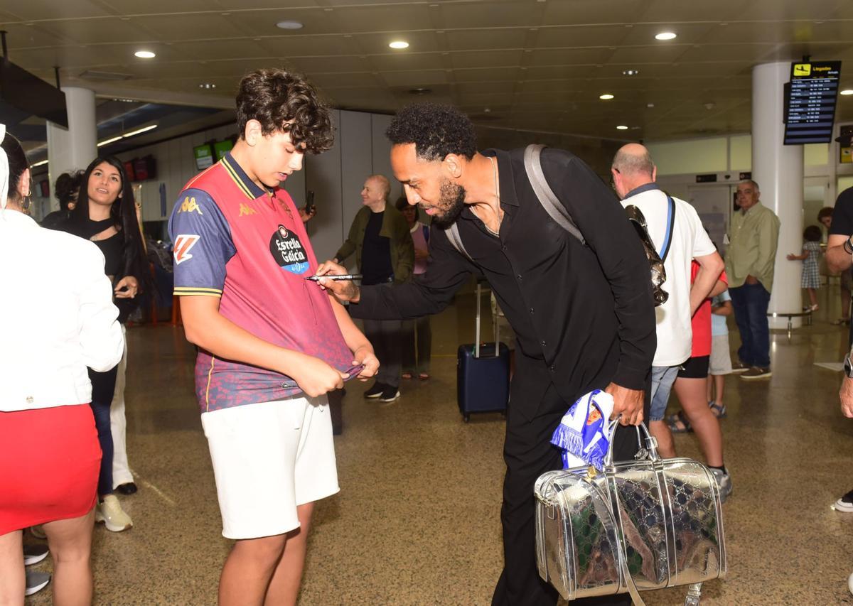 Aubameyang ya está en A Coruña tras firmar por el Deportivo