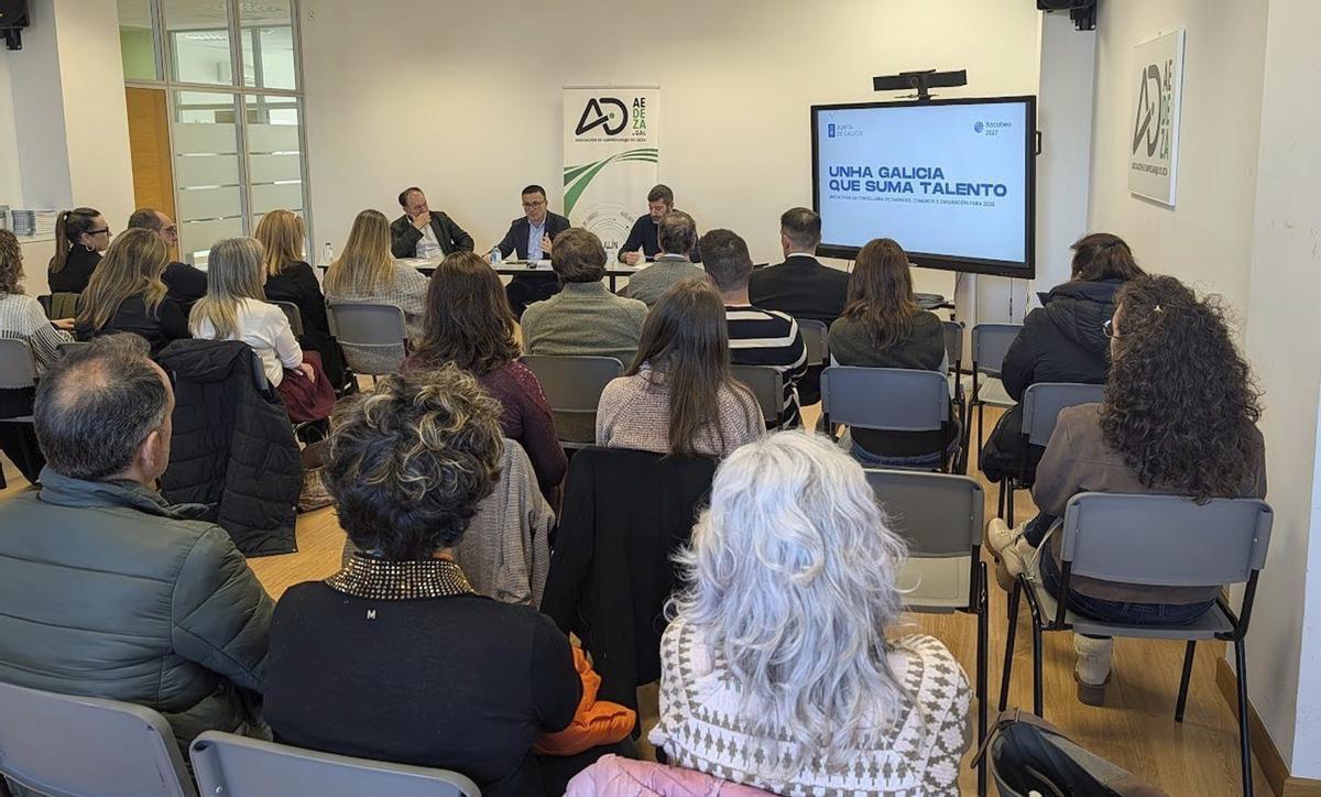 El conselleiro y el alcalde lalinense se reunieron ayer con representantes de la AED. |