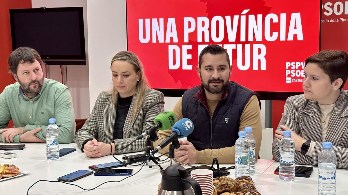 Samuel Falomir interviene respaldado por socialistas Rocío Ibáñez, Zaida Moreno y Joan Morales, este martes.