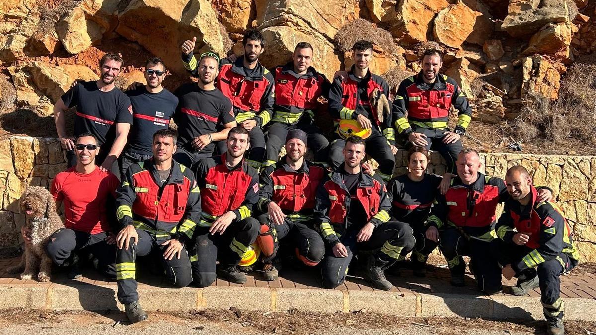 Los bomberos que han realizado hoy la labor altruista de retirar pinos secos y muertos del Montgó