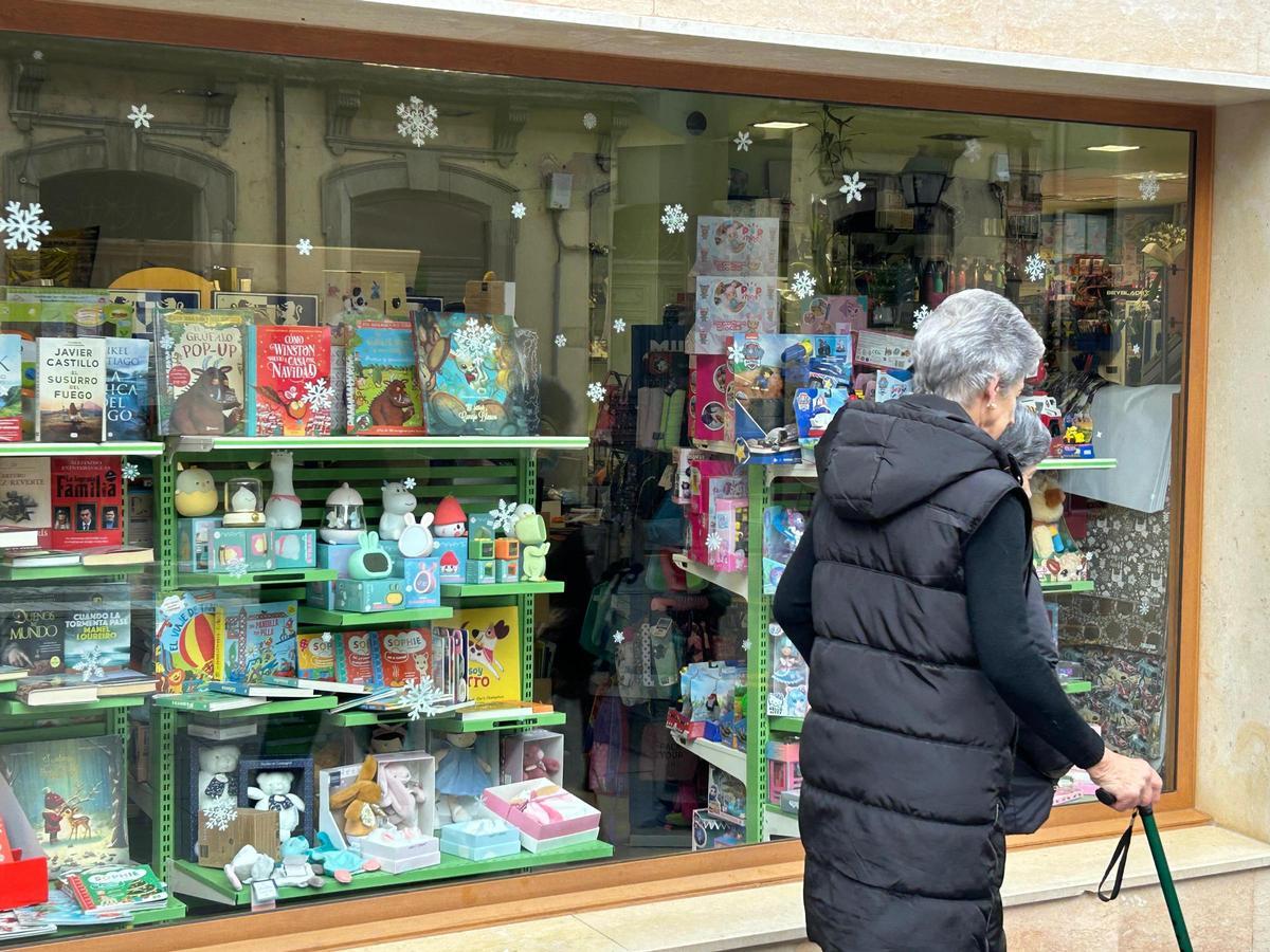 Escaparate de la juguetería Cosas, de Salas.