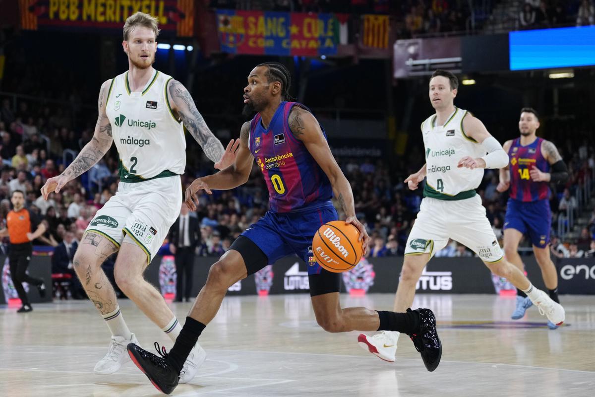 El base del Barça Kevin Punter (d) avanza con el balón junto al polaco Olek Balcerowski, de Unicaja, durante el partido de Liga Endesa que Barça y Unicaja Málaga disputan este domingo en el Palau Blaugrana.