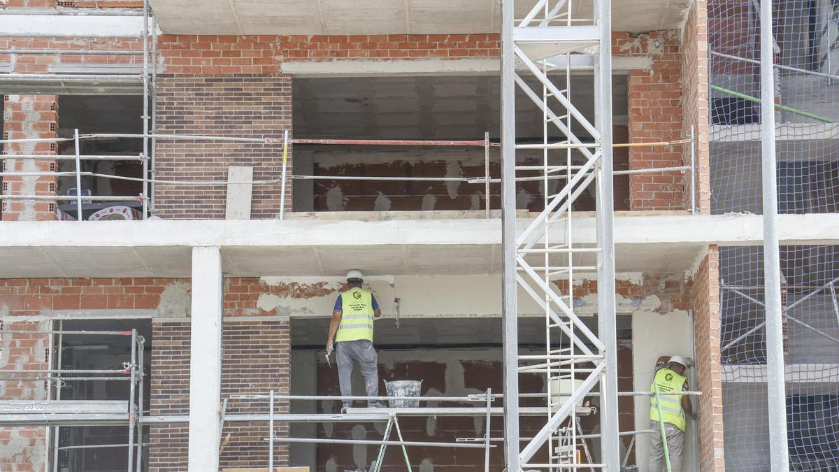 Protestas frente al Ayuntamiento de Alicante durante el pleno por la polémica de Les Naus