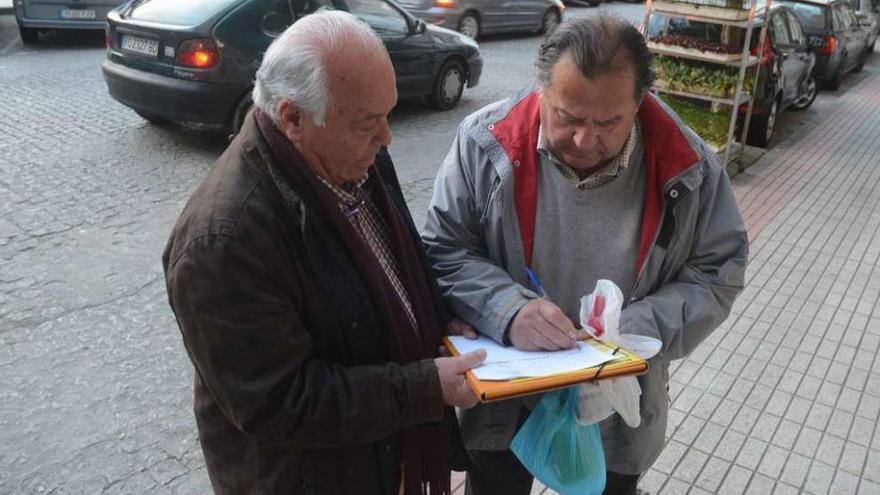 Jesús del Campo recoge firmas en la plaza de Barcelos. // Rafa Vázquez