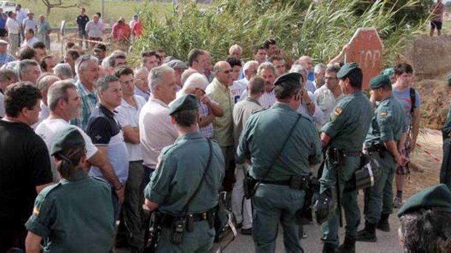 El organismo de cuenca ha echado mano de antidisturbios de la Guardia Civil para taponar las tuberías de vertidos de salmuera en el Campo de Cartagena