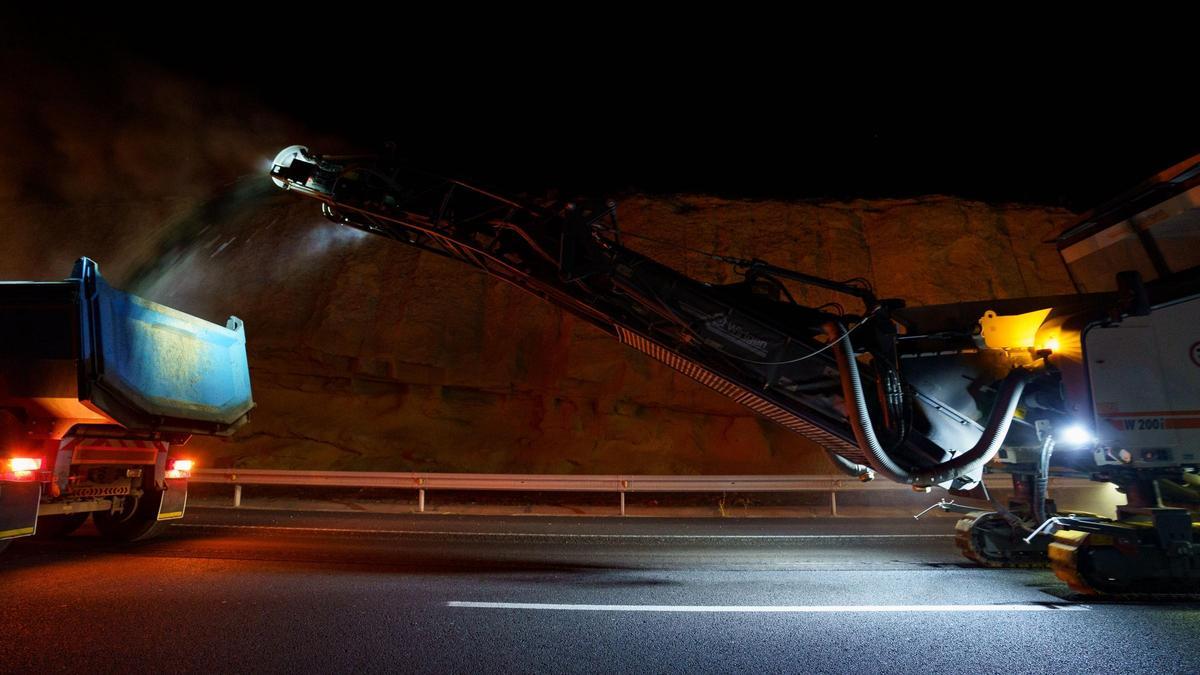 Trabajo de asfaltado en la autopista TF-1.