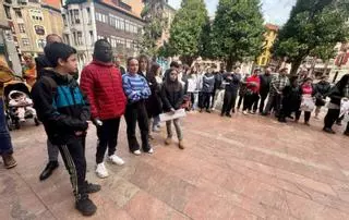 Los escolares participan en el día contra el racismo en Langreo