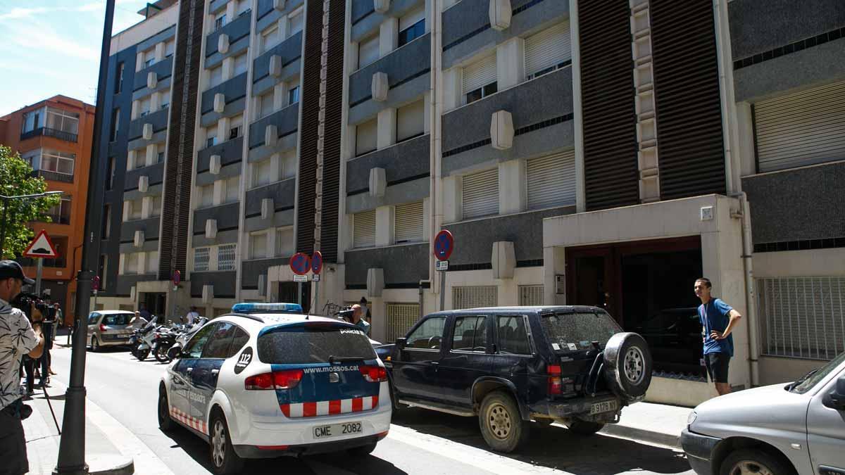 Los Mossos buscan al hermano de la niña de 14 muerta en un piso de Mataró