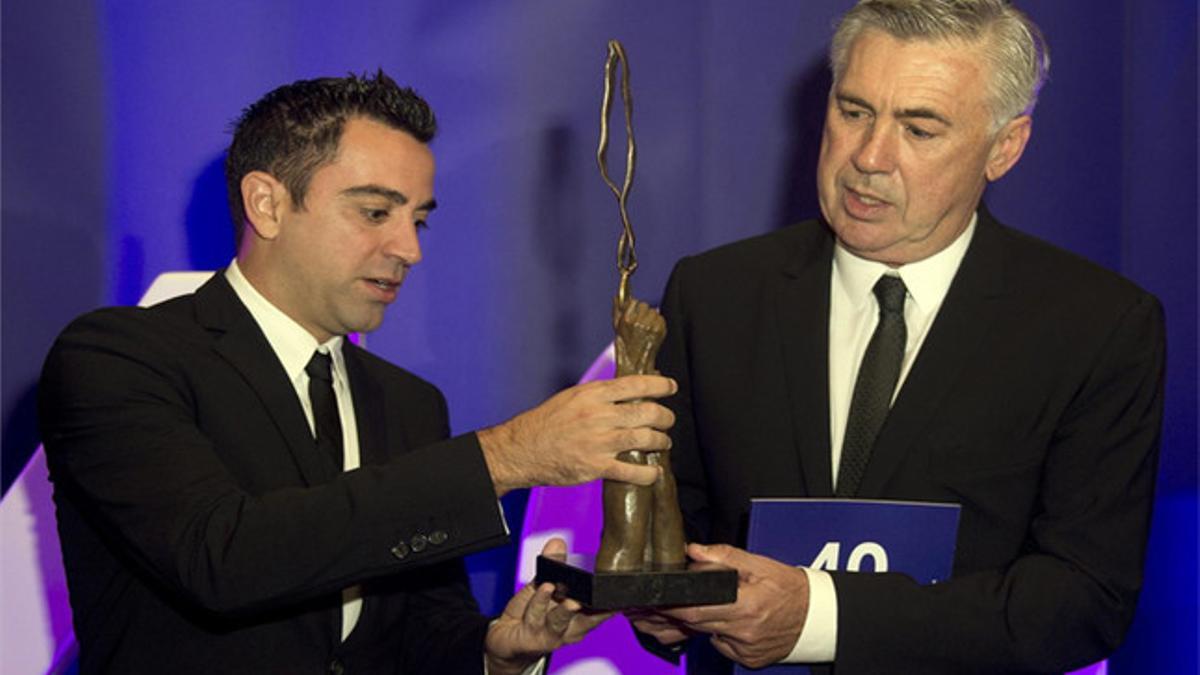 Xavi Hernández entrega el premio &quot;Inspiring Leader&quot; a Carlo Ancelotti